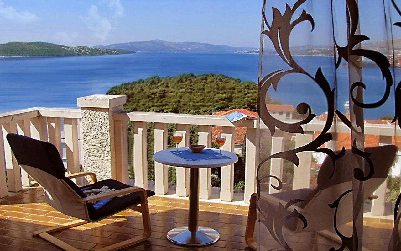 Beautiful Apartment For Two Persons With Sea View In Trogir Near The Beach Kroatien